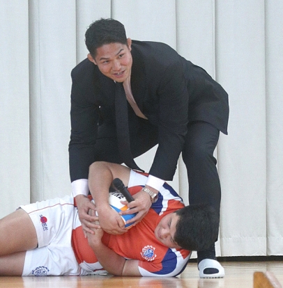 母校ラグビー部の全国大会壮行会にサプライズ登場し、ジャッカルを披露する姫野選手(上)=春日井市の中部大春日丘高で