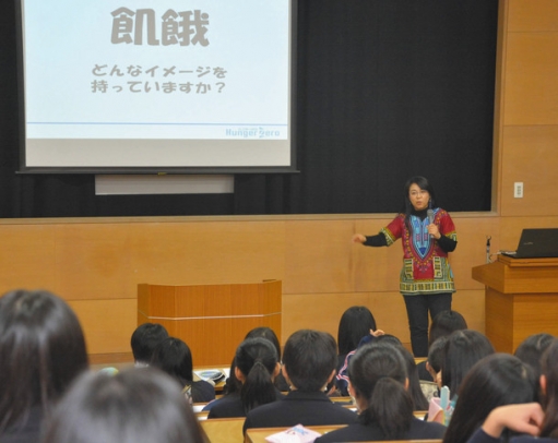 貧困の現実や支援について講演する浅井さん＝瀬戸市西長根町で