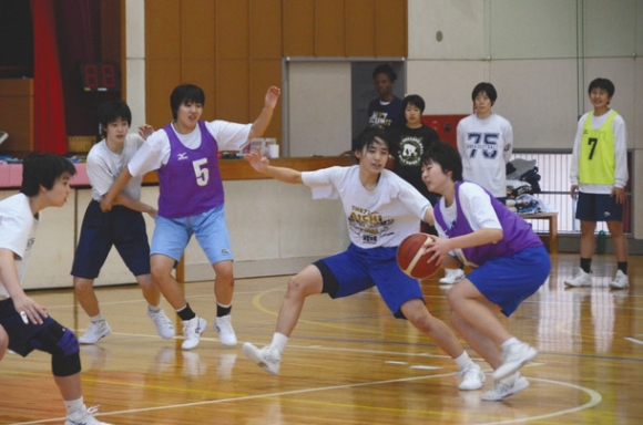 2連覇を狙う岐阜女子の選手=岐南町三宅の岐阜女子高で