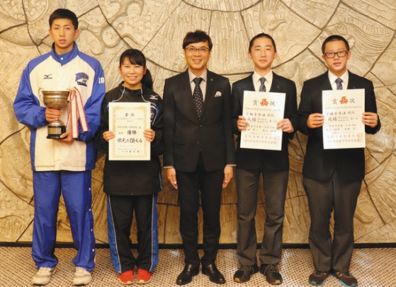 近藤市長(中央)に全国大会での健闘を誓う男子バスケットボール部と少林寺拳法部の生徒たち=日進市役所で
