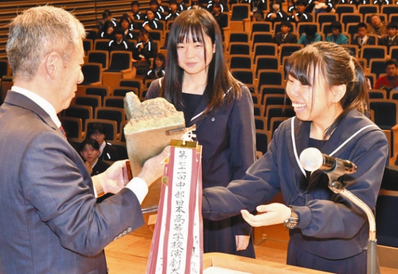 表彰式でブロンズを受け取る津島北高の生徒＝富山市内で