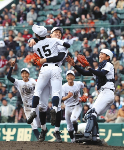 選抜高校野球大会で、３０年ぶり５度目の優勝を決め喜ぶ石川主将（中央）ら東邦ナイン ＝３日、甲子園球場で（内山田正夫撮影）