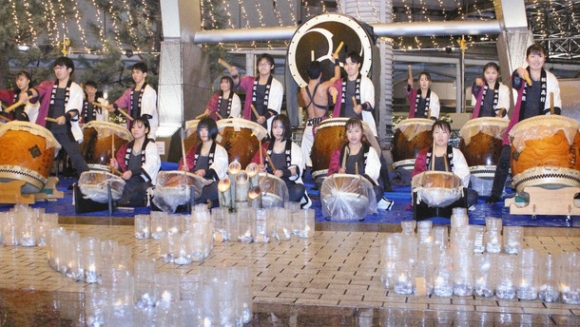 追悼の意を込めて演奏する桜丘高校和太鼓部の生徒たち＝１７日、愛知県豊橋市の豊橋駅前で