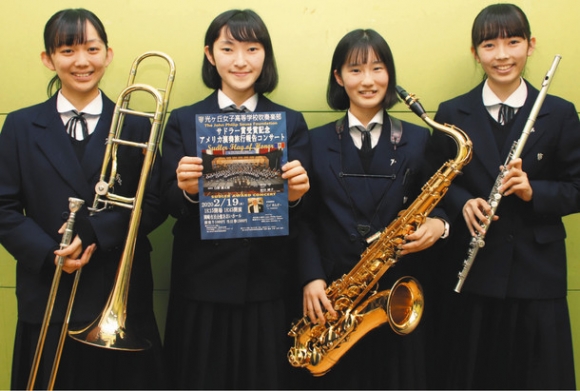 サドラー賞を受賞した光ヶ丘女子高吹奏楽部の生徒たち＝岡崎市大西町の同高で