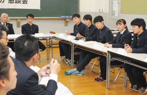 市議と意見を交わす高校生たち＝江南市東野町の滝学園で