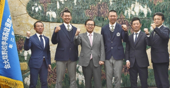 大村知事（右から４人目）と記念写真に納まる中京大中京の印出主将（左から２人目）高橋選手（同４人目）ら＝県公館で