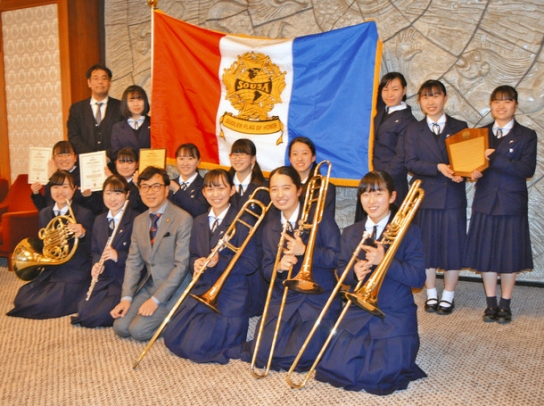 サドラー賞を受賞した光ヶ丘女子高の吹奏楽部員と近藤市長（前列左から３人目）ら＝日進市役所で
