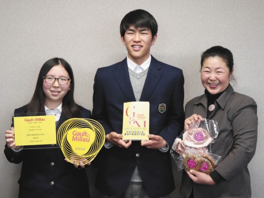 受賞を喜ぶ（左から）森さん、東田さん、泉川教頭＝伊賀市役所で