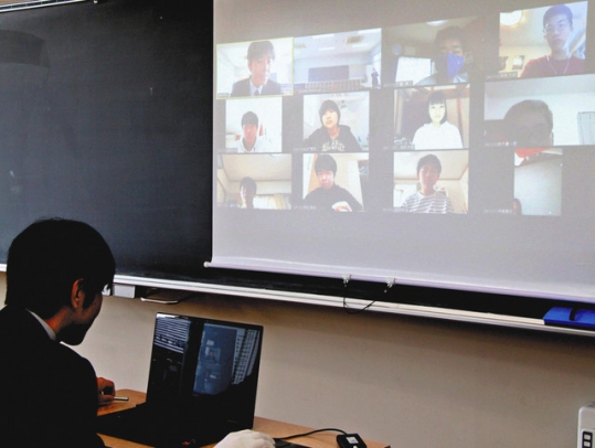 画面上に映った生徒たちにオンラインで授業する教諭＝稲沢市西町１の愛知啓成高で