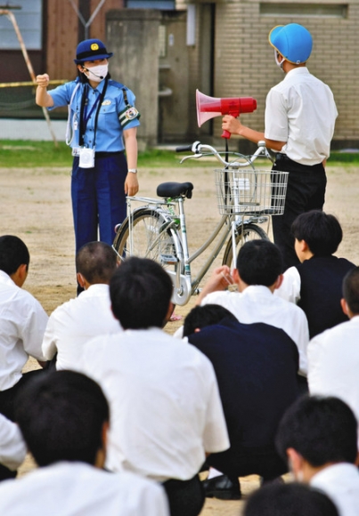 安全な自転車の乗り方を習う生徒ら＝扶桑町斎藤の誠信高で