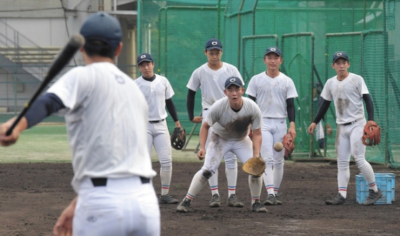 ノックを受ける中京大中京ナイン＝名古屋市昭和区の同校グラウンドで