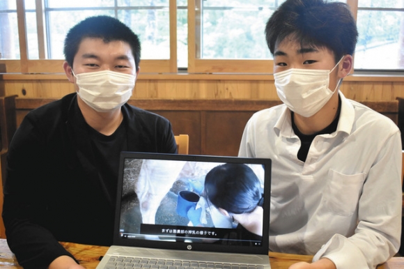 制作した動画を紹介する男子生徒＝伊賀市別府の愛農学園農業高で