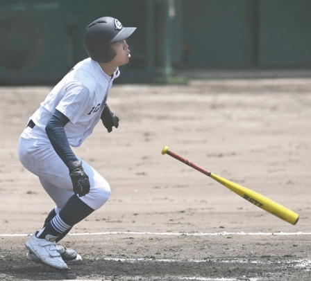 東邦－中部大第一　１回裏中部大第一１死満塁、中前適時打を放つ吉川選手＝熱田愛知時計１２０スタジアムで