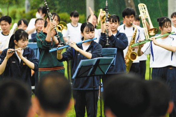 野球部員の前で応援演奏を披露するウインドアンサンブル部員ら＝高山市下林町の高山西高で