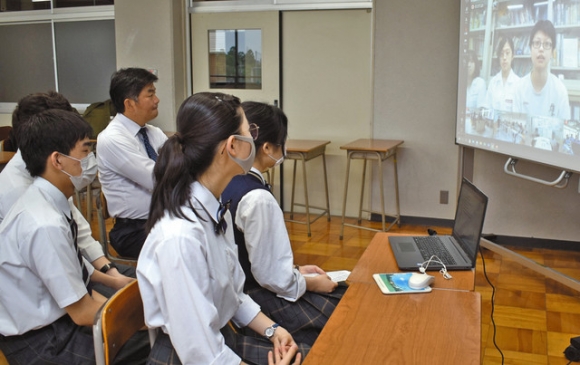 高田高の生徒と台湾の高校生のオンラインセミナー＝津市一身田町の高田高で