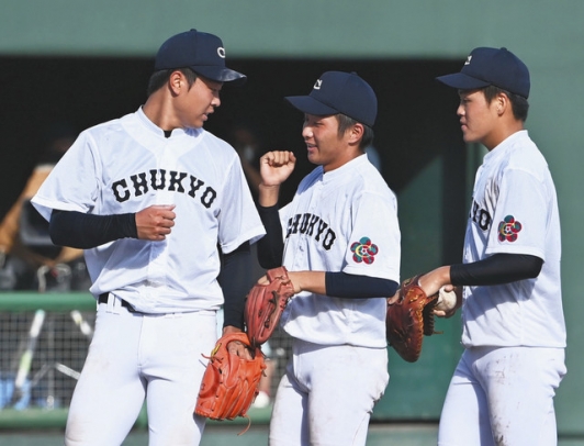 優勝を決め、喜び合う高橋宏斗投手（左）ら中京大中京ナイン＝１０日、愛知県岡崎市の岡崎市民球場で