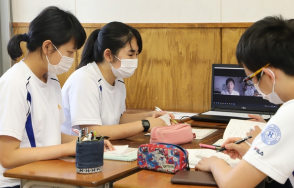 オンラインで大学生らからアドバイスを受ける生徒たち＝高山市下林町の高山西高で