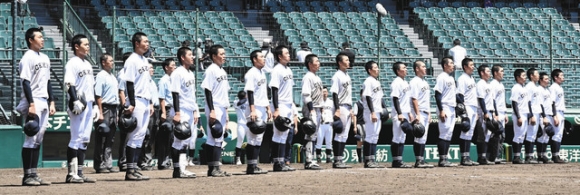 智弁学園にサヨナラ勝ちし、整列する中京大中京ナイン＝１２日午後、甲子園球場で