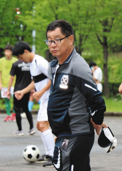 高校サッカー部の練習を見守る石渡さん＝名古屋市内で