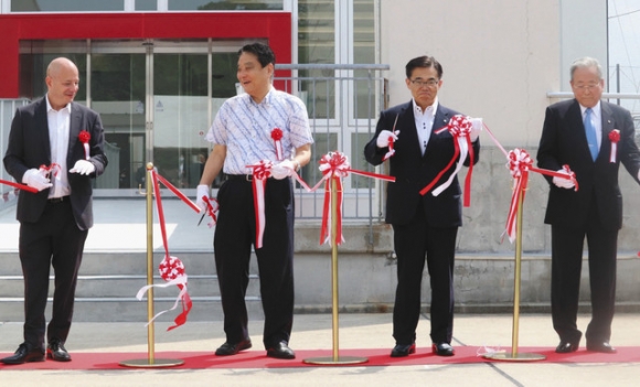 落成式でテープカットをした大村知事（右から２人目）と河村市長（同３人目）＝守山区中志段味の名古屋国際学園で