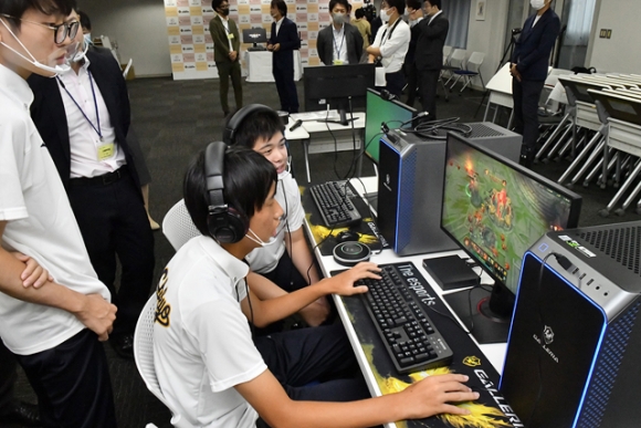 新しいパソコンを使い、ゲームに挑戦する部員＝名古屋市昭和区で