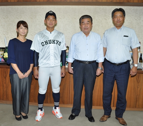 両親とともに、鈴木市長（左から３人目）に優勝を報告した西村選手（同２人目）＝東海市役所で