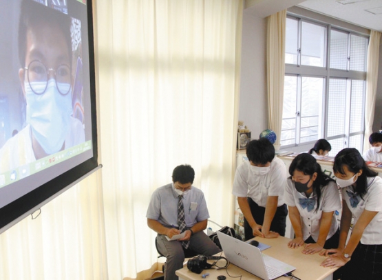 画面に映る香港の生徒とオンラインで交流する愛知啓成高の生徒ら＝稲沢市西町１の愛知啓成高で