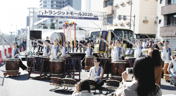 オープニングイベントで披露された和太鼓の演奏＝岐阜市金町で