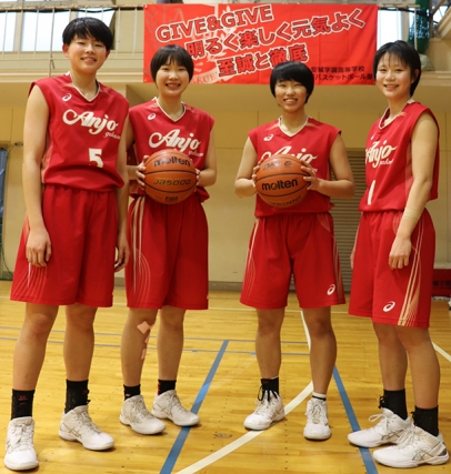 ３年間の思い出を語る（左から）斎藤さん、森田さん、小島さん、近藤さん＝安城市の安城学園高で
