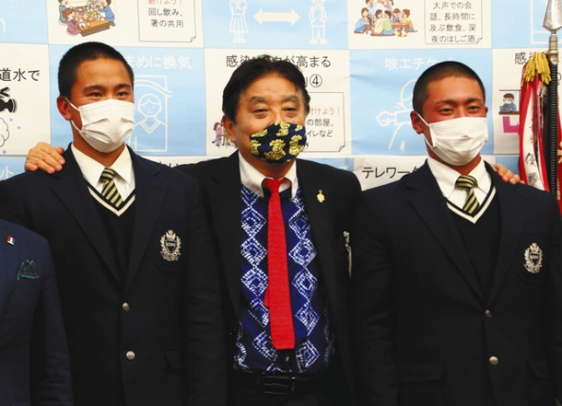 河村市長(中)から激励を受けた原主将(右)と畔柳投手=名古屋市役所で