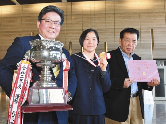 全国高校バスケットボール選手権大会で2連覇し、優勝報告に訪れた桜花学園高の(左から)若松校長、バスケットボール部の主将、井上監督=中日新聞社で