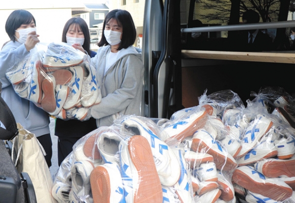 集めた体育館シューズを車に積み込む生徒ら=岐阜市の富田高で