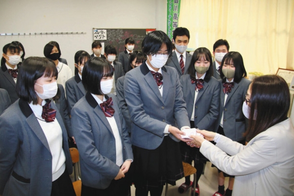 校内で集めたメッセージを神谷さん(手前右)に届ける豊川高の生徒たち=豊川市の同高で