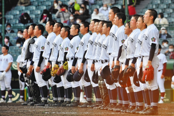 常総学院に大勝し、整列する中京大中京ナイン＝甲子園球場で