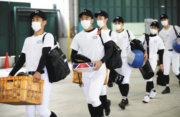 雨天順延となり、練習を終えて引き揚げる中京大中京の選手たち＝甲子園球場で（代表撮影）