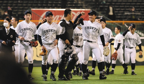 ４強進出を決め、笑顔を見せる畔柳投手（中央右）ら中京大中京ナイン＝甲子園球場で