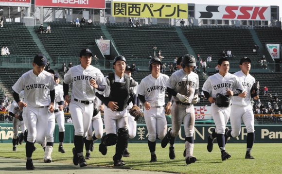 決勝進出を逃し、グラウンドを後にする中京大中京ナイン＝甲子園球場で