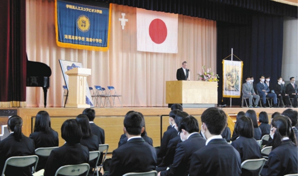 共学化して初めての入学式に臨む生徒と学校関係者ら＝四日市市追分１の海星中・高で