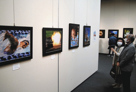 高校生らの躍動感あふれる作品も並んだ会場＝豊川市桜ケ丘ミュージアムで