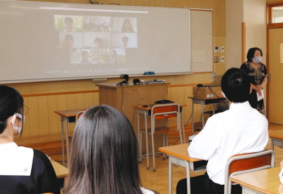 オンラインで講演する大学生らの話を聞く生徒ら＝岐阜市の富田高で