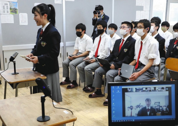 オンラインで参加している韓国の生徒に向けて、英語で話す高山西高の生徒＝高山市の同校で