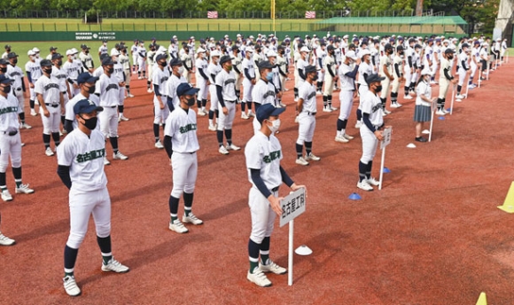  開会式で間隔を空けて整列する選手たち＝パロマ瑞穂球場で