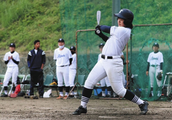 （上）練習試合で安打を放つ境田主将