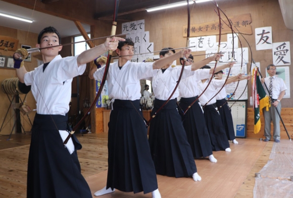 インターハイに向けて練習する伊勢学園高弓道部員ら＝伊勢市黒瀬町の同高で