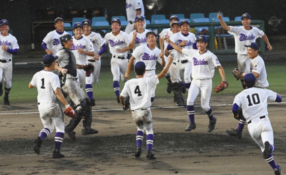 享栄を破って甲子園出場を決め、マウンドに駆け寄る愛工大名電ナイン＝３１日、愛知県・岡崎市民球場で