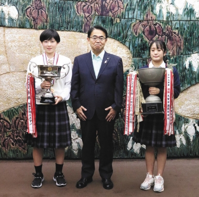 大村知事(中)に優勝を報告したハンドボール部の主将(左)と体操部の主将=県公館で