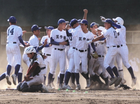 サヨナラ勝ちで東海大会出場を決め、喜び合う至学館ナイン＝愛知県の小牧市民球場で（谷大平撮影）