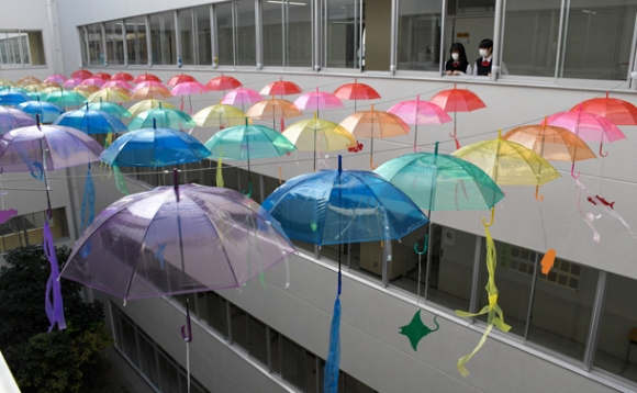 そよ風に揺れる虹色のアンブレラスカイ=瑞穂区の名古屋経済大高蔵高で