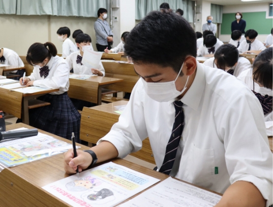 チラシを作成する生徒たち=岐阜市の岐阜聖徳学園高で