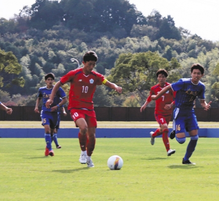 後半９分にゴールを決めた三重高の吉良＝三重県鈴鹿市の三重交通Ｇスポーツの杜鈴鹿で（島田明撮影）